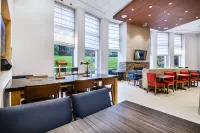 Holiday Inn Express & Suites LANGLEY by IHG - breakfast