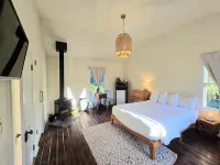 Dennen's Victorian Farmhouse Hotels in Little River