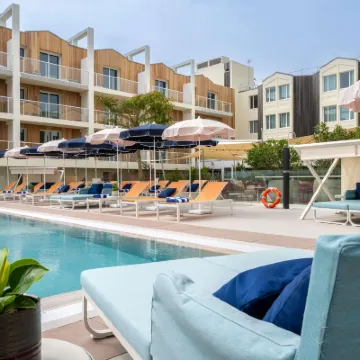 拉羅歇爾老港美居飯店 拉羅切利機場附近的飯店