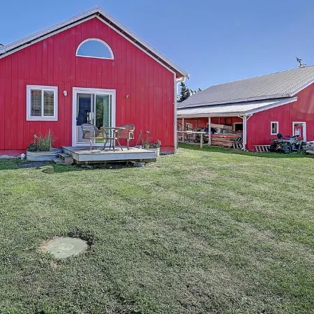 Stay at the Ranch! Bunkhouse is in the heart of Camano Island.