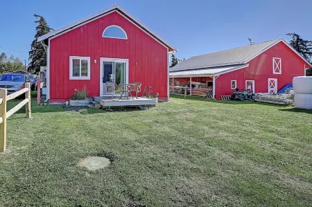 Stay at the Ranch! Bunkhouse is in the heart of Camano Island.