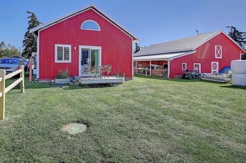 Stay at the Ranch! Bunkhouse is in the heart of Camano Island.