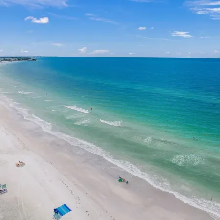 Bright & Modern ~ Heated Pool ~ Gated Beach ~ Pkg!