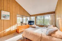 Half Mile to Ski Slopes: Conway Condo w/ Hot Tub! - Parkplatz
