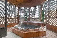 5Br Snake River View Retreat, Hot Tub, Sleeps 13, Steps to River Path.