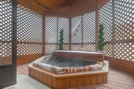 A place to GATHER on the Mighty Snake.  SPACIOUS 5 bedroom, Hot Tub and VIEW!