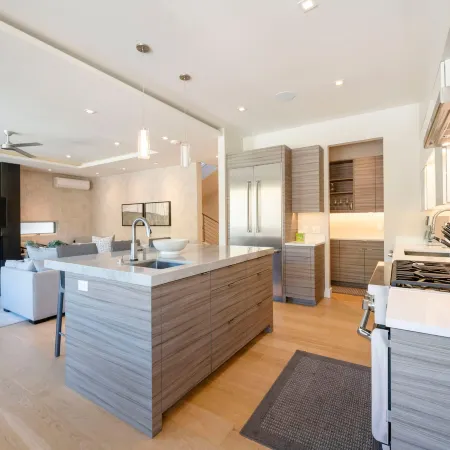 Luxury Townhome with Spectacular Views. Private Hot Tub & Walking Distance to Main Street -