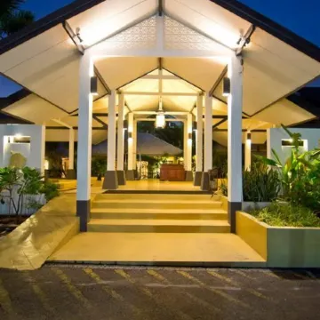 Sunshine Garden Resort Отели рядом с достопримечательностью «Пляж Наклуа»