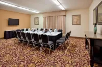 Pittsburgh Airport Inn and Suites - Parkplatz