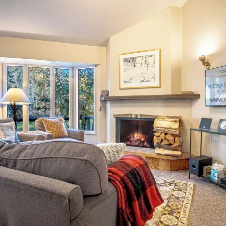 Bigwood Bliss - 3BD Riverfront Home Hoteles en Ketchum