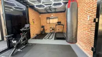 阿希希克現代全裝修一卧特大床套房 - 步行可至所有地方 - 健身室/gym room