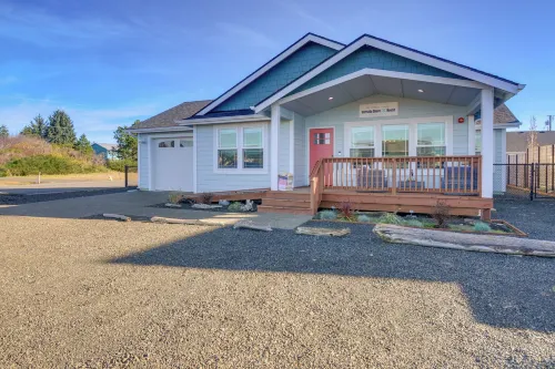 Pet-Friendly Retreat w/ Fenced Yard, Walk to Beach - Homestays