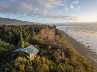 Stunning Oceanfront Log Home w/Glacier & Spit View