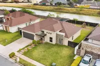Pool, Patio & Yard: Chic South Texas Home - 3 stjerner