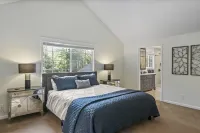 Bluebird's Burrow~ EV Charging, Hot Tub, Firepit, Game Room, Gym - Wifi