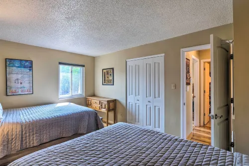 Ski and Unwind Fireside Main St Condo in Tannhauser - Pet friendly