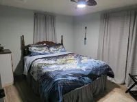 Charming 3-bedroom cabin in delightful Stockton with WiFi, AC, Hotels in Cedar County