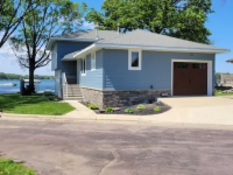 Beautiful walkout lakefront property - Location, Location, Location!!! フェアモントのホテル