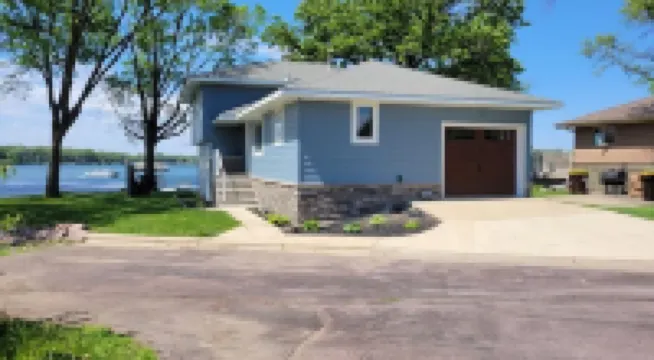 Beautiful walkout lakefront property - Location, Location, Location!!! Hotels in Fairmont