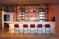 洲際酒店集團的梅尼達皇冠假日套房酒店 - 酒吧