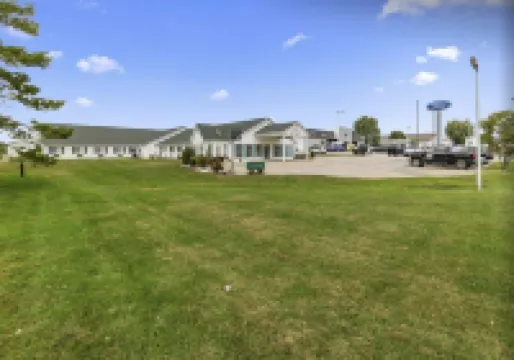 Red BUD Country Inn - Motels