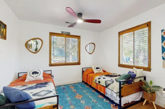 2BR Cabin - Close to Big Bear & Lake Arrowhead