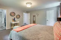 Long Pond Home w/ Hot Tub ~ 8 Mi to Kalahari! - Boutique