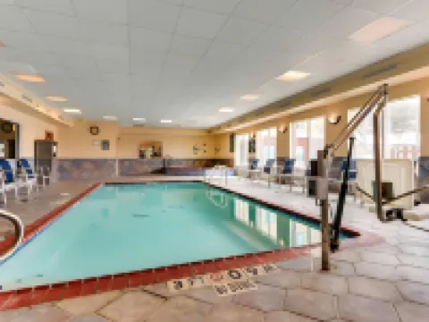 Comfort Inn & Suites Hotels in Woodway