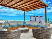 Coastal Casual Bliss: Beach + Pool + Rooftop Deck + Generator + Fast Internet Hotels in Chelem