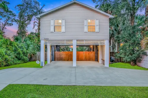 Home With Enclosed Yard, Fire Pit, Wifi, W/d, & AC - Great Location - Bungalows