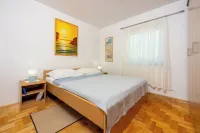 Apartments Petak - parking
