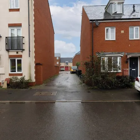 Charming 5-bedroom Townhouse in Central Gloucester