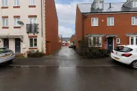 Charming 5-bedroom Townhouse in Central Gloucester