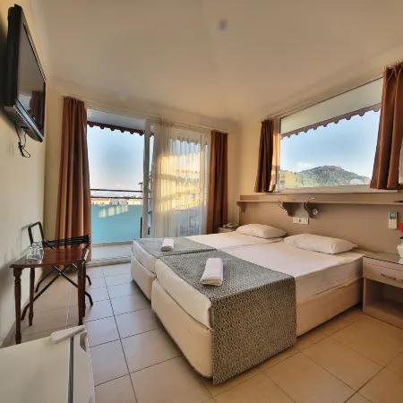 Gallion Hotel Отели рядом с достопримечательностью «Cleopatra Beach»