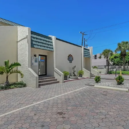 Steps to Siesta Key Beach! We Offer 3-Night Rentals! Beach Gear Included!
