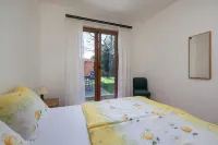 Air-conditioned apartment 250 m from the beach with private boat mooring