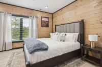Villa De Luxe Cabin by Beyond Expectations With Pool - Condos