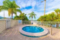 Mangrove Waterway View Sleeps 4 Pool Courts - Hot Tub
