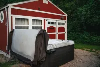 Ruby’s Red Cabin Hot Tub Nature Horses Indy - Апартаменты