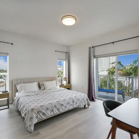 Newly renovated 2/2  apt-2 min walk to the beach and restaurants