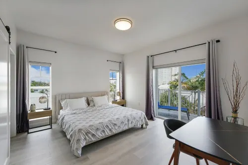 Newly renovated 2/2  apt-2 min walk to the beach and restaurants - 4 tähden