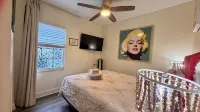 Artful Home Near Design District - Beach