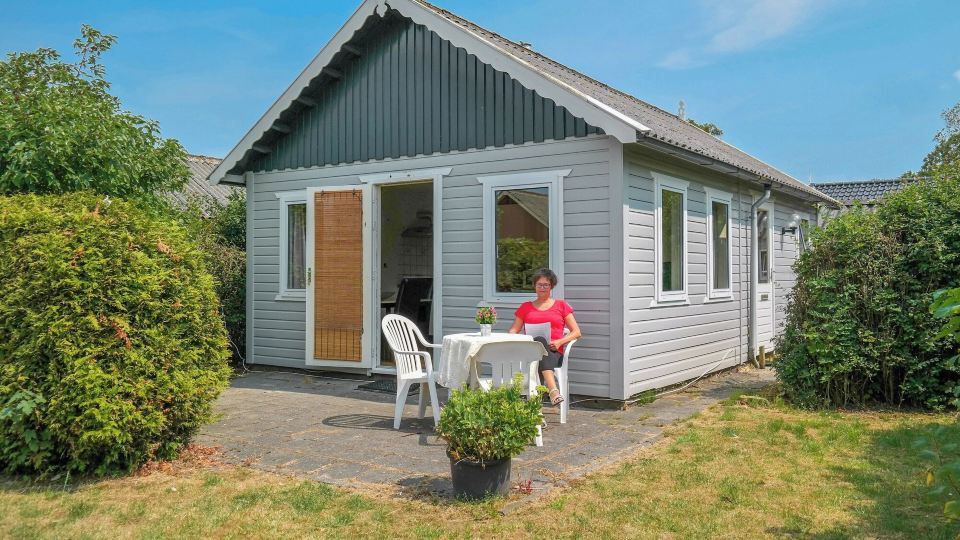 Charming Wooden Cottage Madelief 4p Close to Lake Lauwersmeer