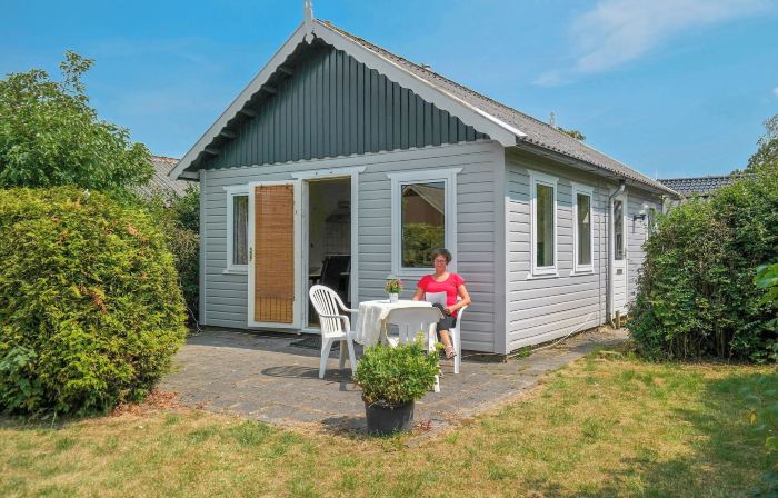 Charming Wooden Cottage Madelief 4p Close to Lake Lauwersmeer