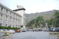 The Grand Leela Resort - parking