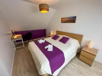 3BR Coastal Home With Garden & Terrace - Homestays