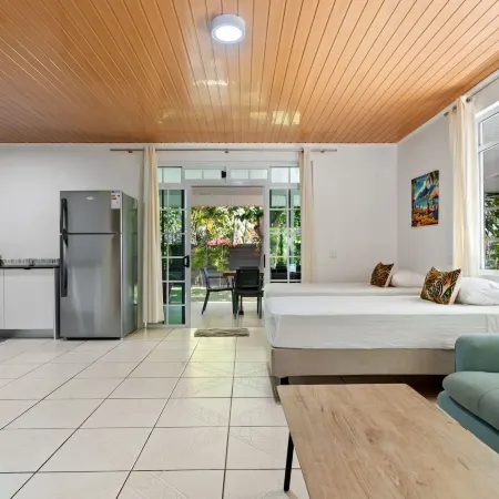 2BR Moorea Retreat With Private Canal BBQ