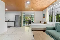2BR Moorea Retreat With Private Canal BBQ - Wi-Fi