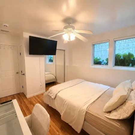 Hamptons Retreat • Hot Tub • Minutes to Beaches