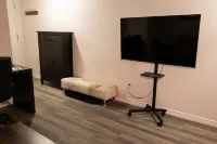 Downtown Edmonton Loft – Bright, Modern & Affordable - Lejligheder